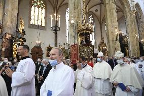 Blessing of a replica of the Marian column in Prague