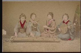 Women playing Japanese musical instraments