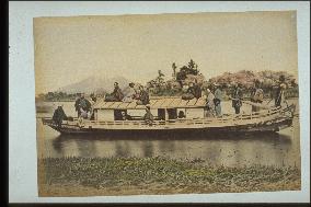 A yakatabune (a leisure boat)