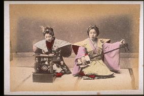 Women singing and playing the shamisen,a japanese balalaika