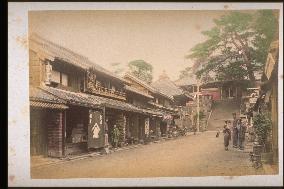 View in front of the gate of YOKOHAMA sotokuin temple