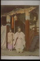 Shinto priests