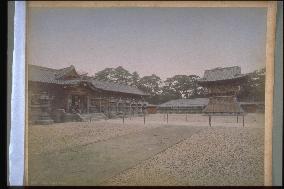 Chumon,the middle gate,of yushoin's burial ground at shiba zojoji temple