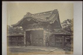 Inside of chokugakumon gate of yushoin's burial ground at shiba zojoji temple