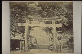 The hundred-step Otokozaka slope at Mt. Atago