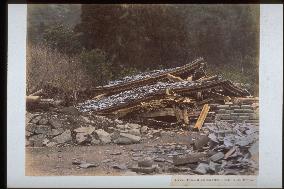 Great Nobi Earthquake (Enshoji Temple in ruins at Neodani Kinbara)