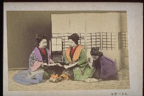 Women reading a letter