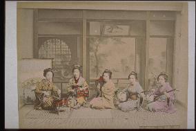 Women playing Japanese musical instraments