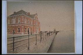 The Yokohama Customs Inspection office and the main pier