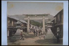 The approach to Ikuta Shrine