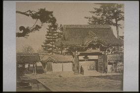 The Sanmon Gate of Nishi Otani Temple