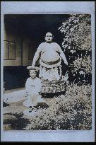 Yokozuna Hitachiyama and children