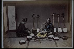 A shamisen mender