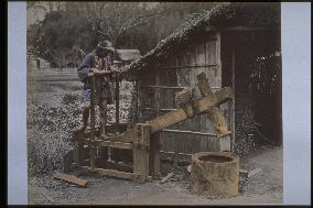 Threshing with an ashitsuki (treading) mortar