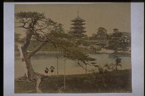 Sarusawa Pond and the five-story pagoda
