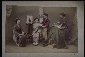 A shaved-ice shop and women