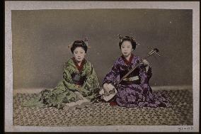 Girls playing the shamisen