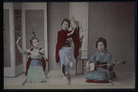 Girls dancing to the shamisen