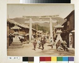 The approach to Ikuta Shrine