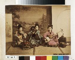 Women playing Japanese musical instraments