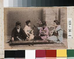 Women playing Japanese musical instraments