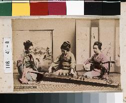 Women playing Japanese musical instraments