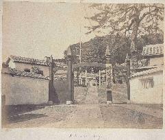 The main gate of Shihan school