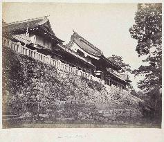 The main gate and gallery of Suwa Shrine