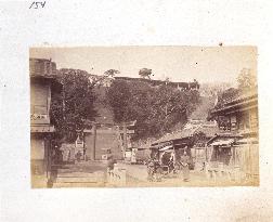 The hundred-step Otokozaka slope at Mt. Atago