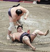 Sumo: Terunofuji falls to 1st defeat after judges call foul