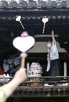 Fan-throwing ceremony at western Japan temple