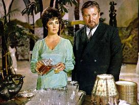 THE COMEDIANS (US/FR 1967) ELIZABETH TAYLOR, PETER USTINOV P