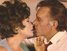 THE COMEDIANS (US/FR 1967) ELIZABETH TAYLOR, RICHARD BURTON