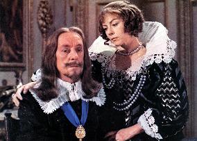 CROMWELL (BR1970) ALEC GUINNESS AS KING CHARLES I, DOROTHY T