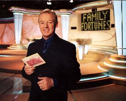 FAMILY FORTUNES (UK TV 1995) CARLTON UK PRODUCTION LES DENNI
