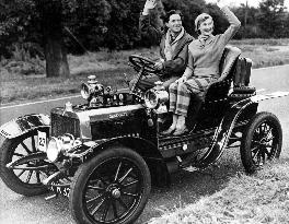 GENEVIEVE (BR1953) JOHN GREGSON AND DINAH SHERIDAN IN 'GENEV