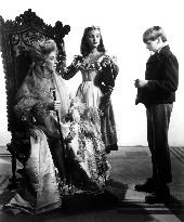 GREAT EXPECTATIONS (BR1946) L-R, MARTITA HUNT, JEAN SIMMONS,