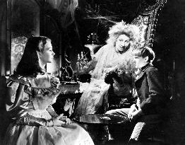 GREAT EXPECTATIONS (BR1946) L-R, JEAN SIMMONS, MARTITA HUNT,