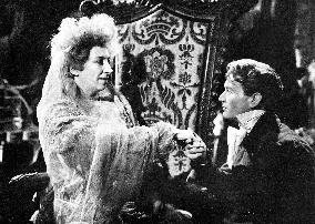 GREAT EXPECTATIONS (BR1946) L-R, MARTITA HUNT, JOHN MILLS GR