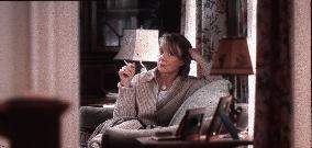 IN THE BEDROOM (US2001) SISSY SPACEK SMOKING: WOMEN