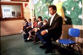 KINDERGARTEN COP (US1990) ARNOLD SCHWARZENEGGER COPYRIGHT: U