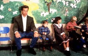 KINDERGARTEN COP (US1990) ARNOLD SCHWARZENEGGER COPYRIGHT: U