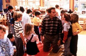 KINDERGARTEN COP (US1990) ARNOLD SCHWARZENEGGER COPYRIGHT: U