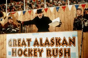 MYSTERY, ALASKA (CAN/US 1999) (centre) BURT REYNOLDS HOLLYWO