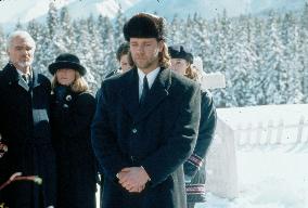 MYSTERY, ALASKA (CAN/US 1999) (background, left ) BURT REYNO