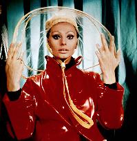 LA MOGLIE DEL PRETE (IT1971) SOPHIA LOREN  PLASTICS FASHION