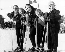 L-R, JOHN MILLS, MARY HAYLEY BELL, JULIET MILLS, HAYLEY MILL