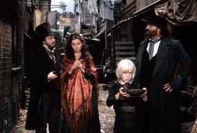 OLIVER TWIST (US/UK 1982) TIM CURRY, CHERIE LUNGHI, RICHARD