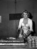 RED GARTER (US1953) ROSEMARY CLOONEY CUTTING THE CAKE PRESEN