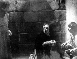 ROMEO AND JULIET (UK/IT 1968) MILO O'SHEA (Friar Laurence),